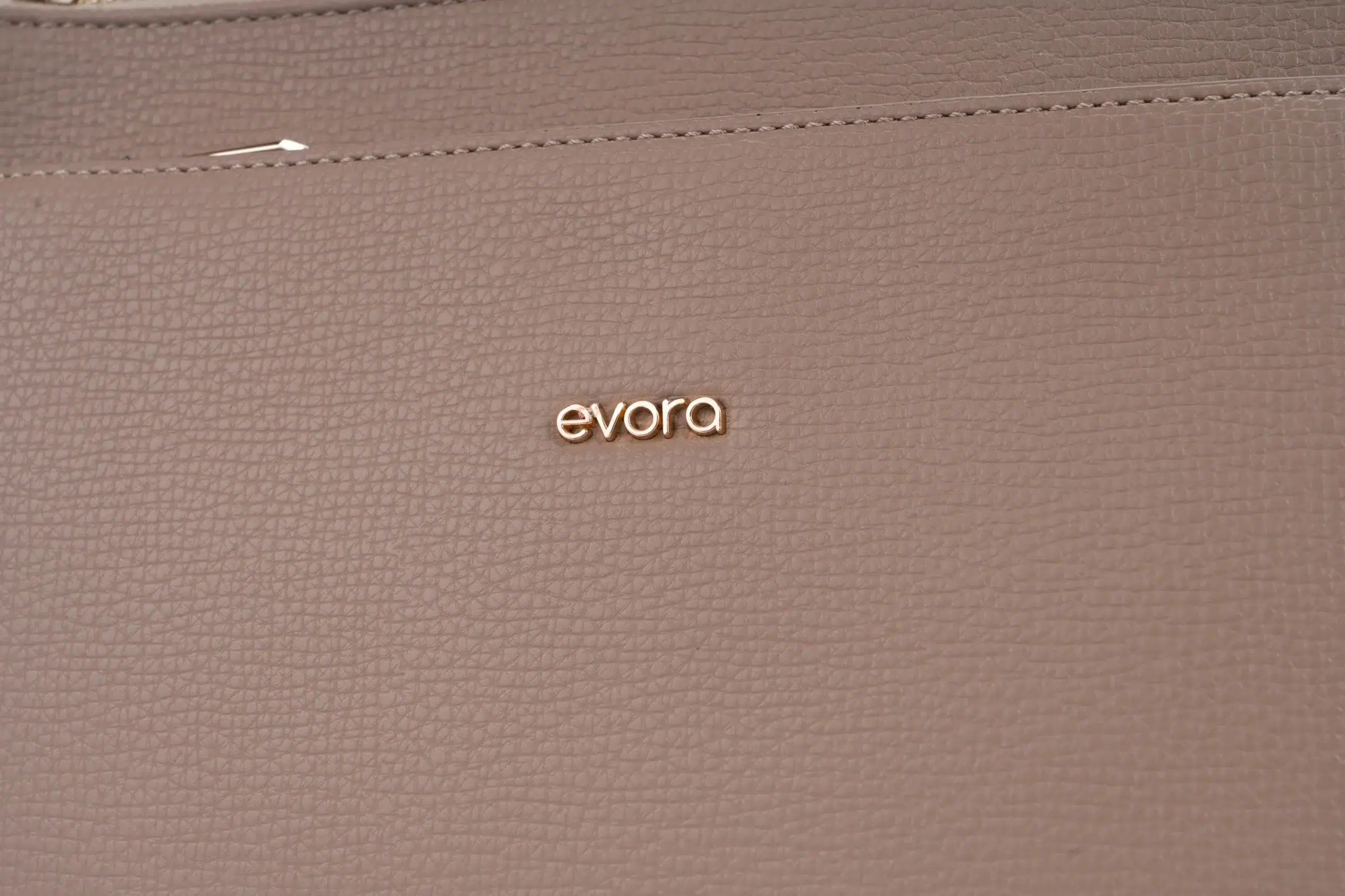 A shoulder bag for women that exudes an abundance of charm- beige